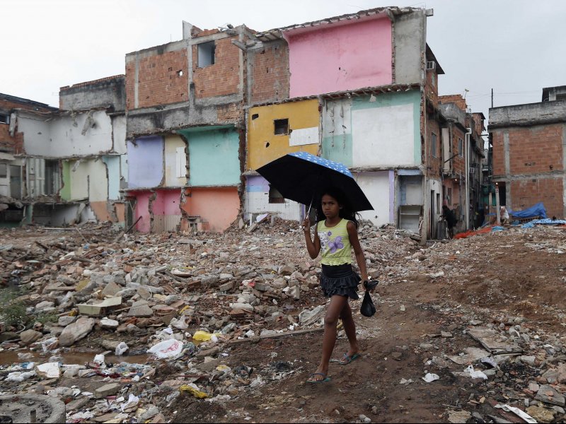 &copy; Stefano Rellandini/Reuters, A girl walks in the Manguinhos slums complex where Pope Francis is expected to visit in Rio de Janeiro July 23, 2013. 
