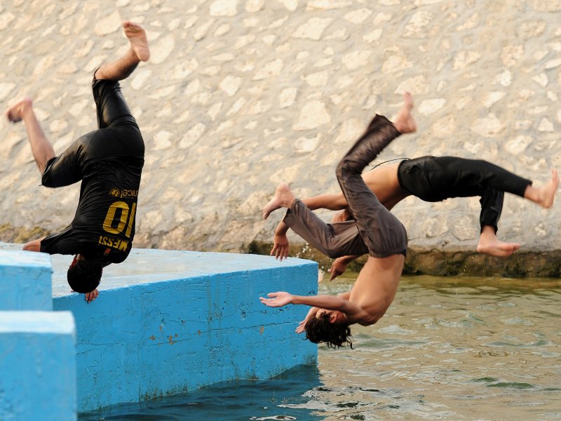 &copy; Reuters/Zaki Ghawas, People jump into water to cool off in the eastern town of Al Ahsa June 15, 2012. 