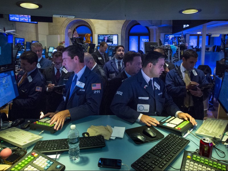 &copy; REUTERS/Brendan McDermid, Traders working on the floor of the New York Stock Exchange.