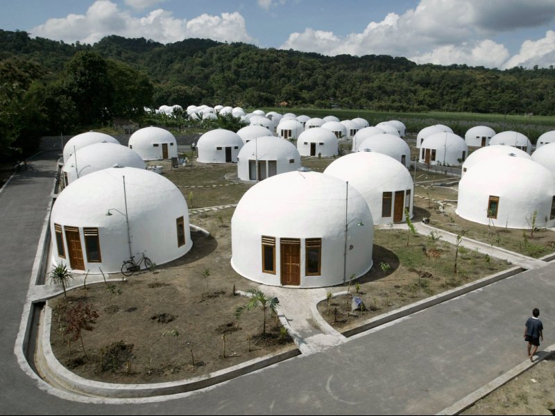 &copy; Dwi Oblo/Reuters, A view of about 70 dome houses, which were built by US based Domes for the World.