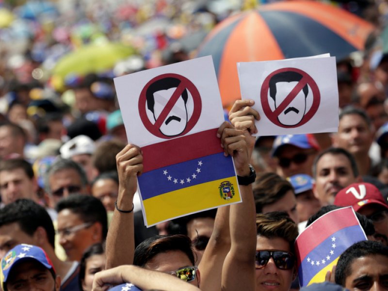 &copy; Thomson Reuters, Opposition supporters take part in a rally against President Nicolas Maduro&#039;s government in Caracas, Venezuela, October 26, 2016.
