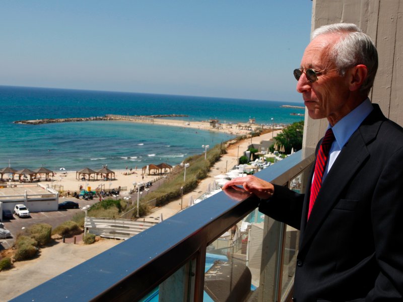 &copy; REUTERS/Gil Cohen Magen, Stanley Fischer stands at a hotel balcony during the International Organisation of Securities Commissions (IOSCO) annual meeting in Tel Aviv, June 11, 2009.