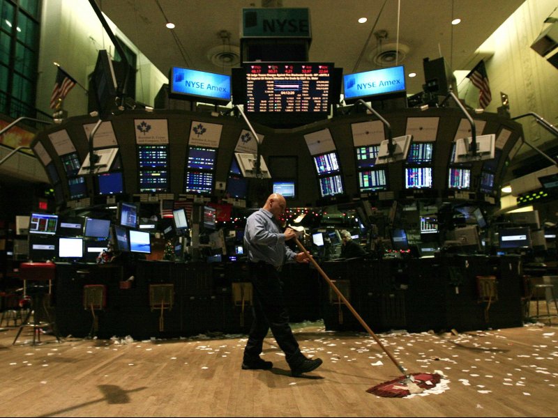 &copy; Frank Polich/Reuters, A clerk takes a break outside the lean hog pit of the Chicago Board of Trade shortly after the Federal Open Market Committee&#039;s decision to leave short-term interest rates at near zero in Chicago, Illinois January 28, 2009.