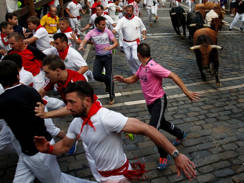 &copy; Reuters / Susana Vera, Runners lead Jandilla bulls during the fifth running of the bulls at the San Fermin festival in Pamplona, northern Spain, July 11, 2016.