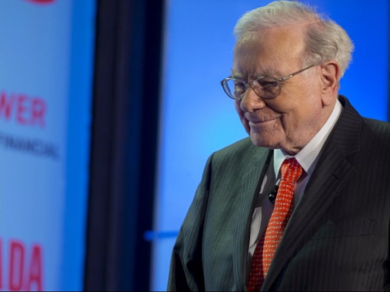 &copy; Thomson Reuters, Warren Buffett, chief executive officer and chairman of Berkshire Hathaway Inc, arrives at a National Auto Dealers Association event in New York