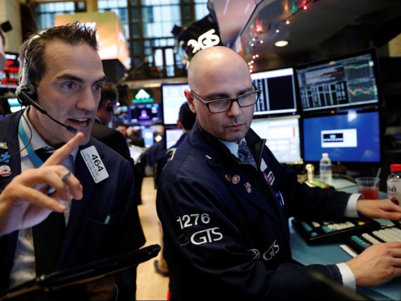 &copy; Thomson Reuters, Traders work on the floor of the New York Stock Exchange shortly after the opening bell in New York