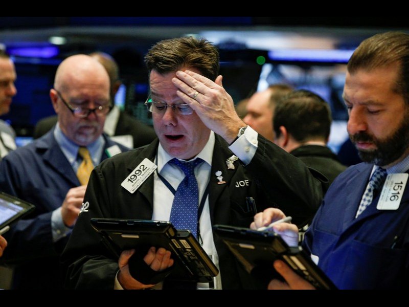 &copy; Thomson Reuters, Traders work on the floor of the NYSE in New York