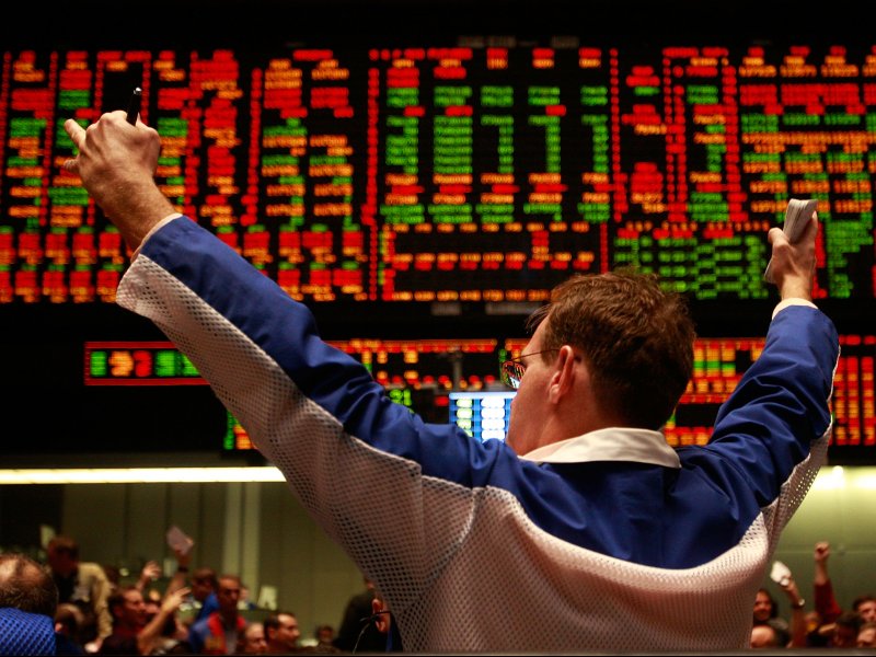 &copy; Getty Images, A trader signals an offer in the Standard &amp; Poors 500 stock index futures pit at the CME Group February 20, 2009 in Chicago, Illinois.