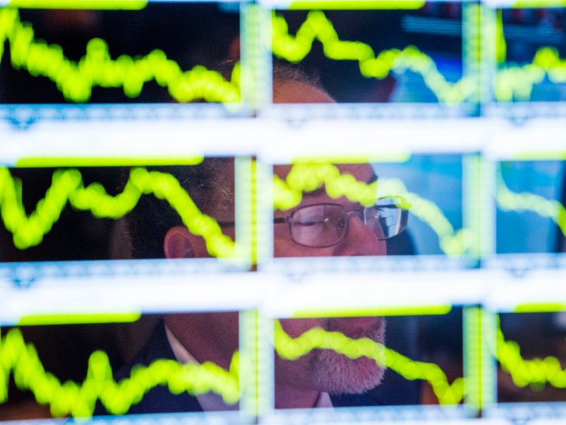 &copy; Lucas Jackson/Reuters, A trader looks up at charts on his screen just before the end of trading for the day on the floor of the New York Stock Exchange, November 18, 2013.