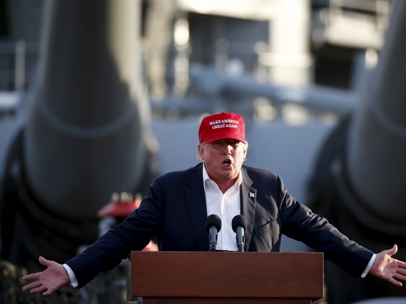 &copy; Reuters, Republican presidential candidate Donald Trump speaks on the USS Iowa in San Pedro, Los Angeles, California, United States September 15, 2015.