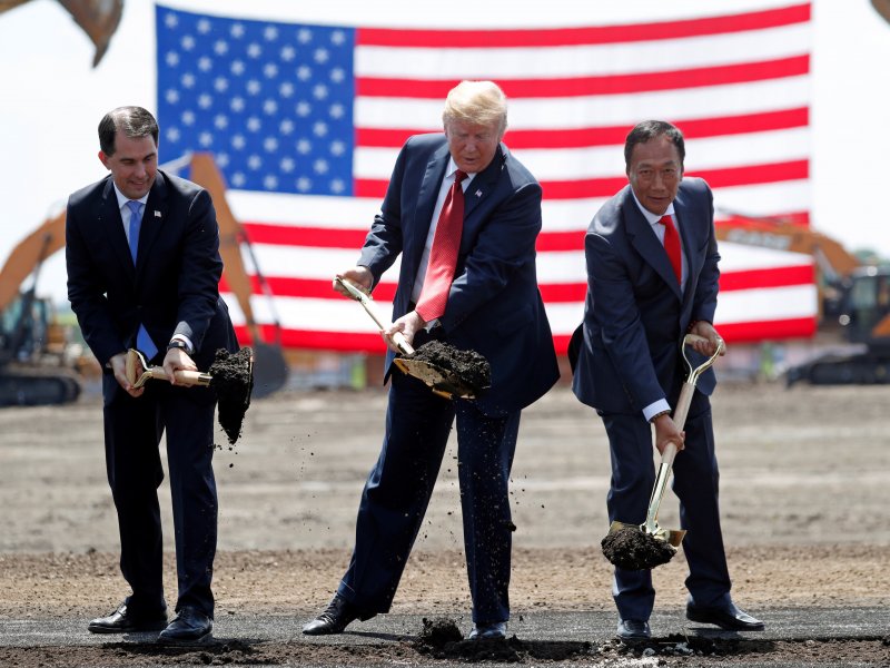 &copy; Kevin Lamarque/Reuters, US President Donald Trump takes part in a groundbreaking.