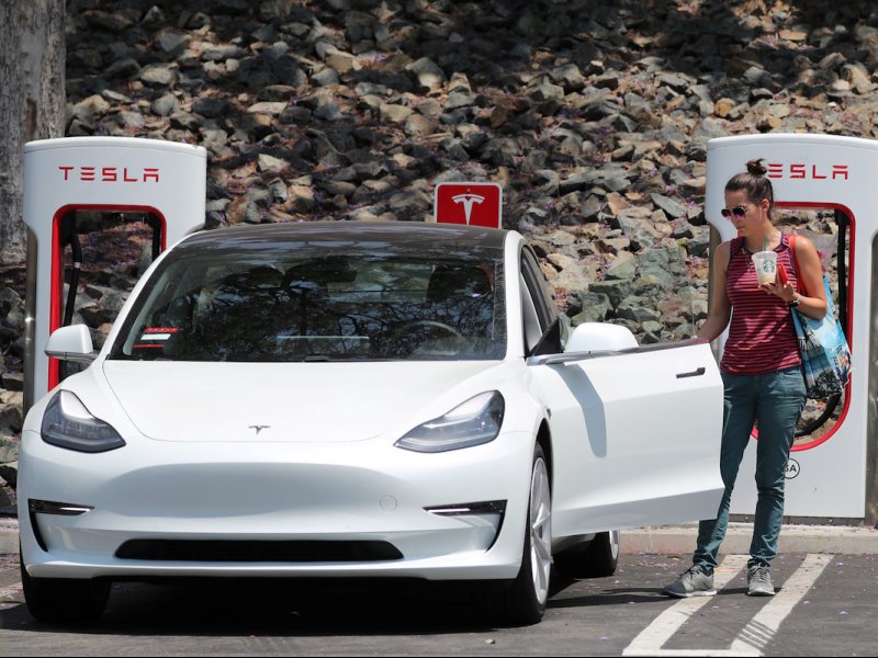 &copy; REUTERS/Lucy Nicholson, A woman gets into her Tesla electric car at a supercharger station in Los Angeles