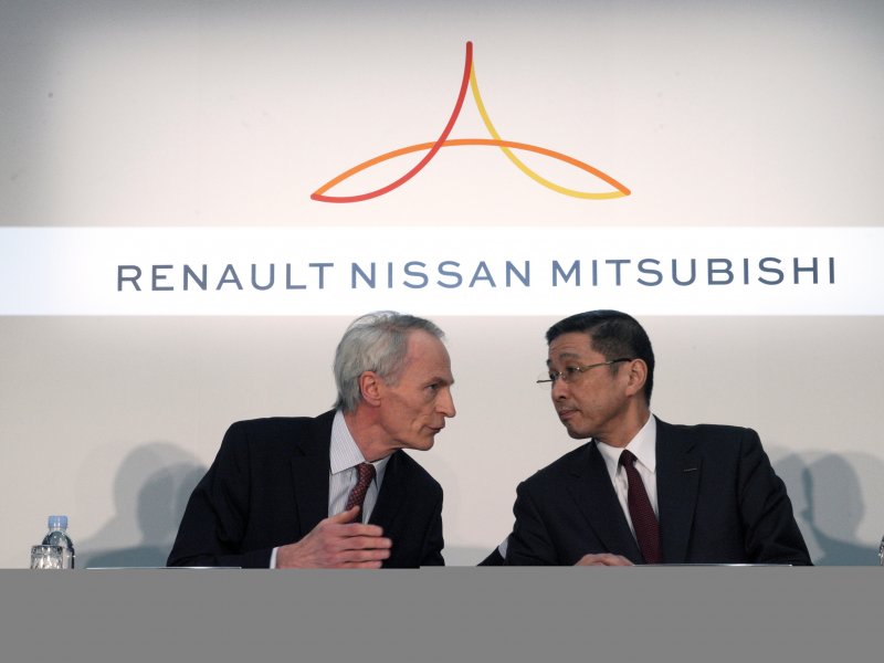&copy; Associated Press, Renault Chairman Jean-Dominique Senard, left, and Nissan CEO Hiroto Saikawa