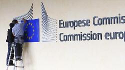 UPDATE 2-European shares dip on high yields and profit-taking; banks rally