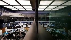UPDATE 2-European stocks end higher as Stellantis, luxury stocks jump