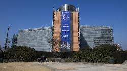 GLOBAL MARKETS-European shares rise on economic awakening; oil and gold jump