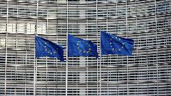 REFILE-Deutsche Bank, Lloyds earnings prop up European shares