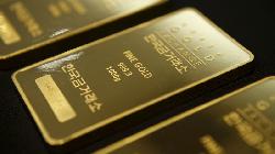 PRECIOUS-Gold hits 1-week low as U.S. bond yields, dollar climb