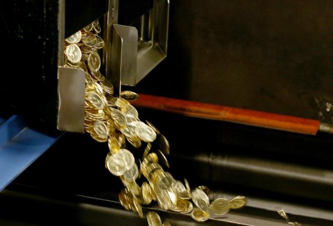 © Bloomberg. Canadian one dollar coins, also known as Loonies, fall into a container at the Royal Canadian Mint Ltd. manufacturing facility in Winnipeg, Manitoba, Canada, on Monday, March 11, 2019. The Canadian dollar was steady against the greenback amid rising oil prices and mixed versus G-10 currencies as traders awaited domestic home price data Wednesday and a speech by the Bank of Canada's Carolyn Wilkins on Thursday. Photographer: Shannon VanRaes/Bloomberg