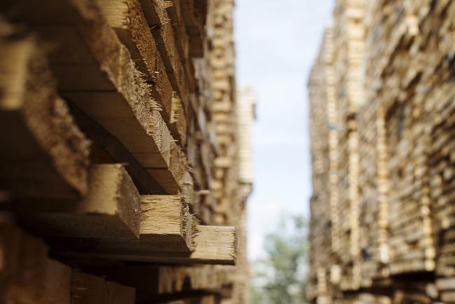 © Bloomberg. Softwood lumber sits in stacks at the Groupe Crete Inc. sawmill in Chertsey, Quebec, Canada, on Tuesday, Sept. 4, 2018. Lumber futures for November delivery rose $12.10, or 3%, to $414.70 per 1,000 board feet on the Chicago Mercantile Exchange after jumping by the maximum. Photographer: Christinne Muschi/Bloomberg