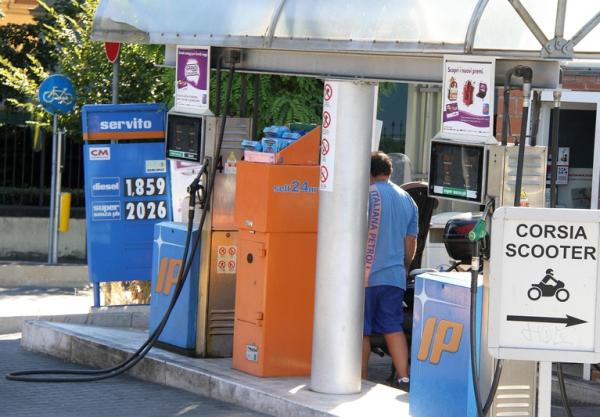 Carburanti,risparmi fino a 670 euro anno