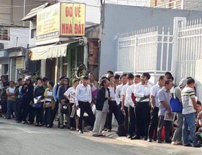 Nhà đất lên cơn 'sốt', người dân xếp hàng dài chờ làm thủ tục