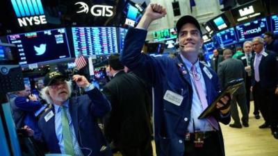 Dow Jones và S&P 500 leo dốc 4 tuần liên tiếp