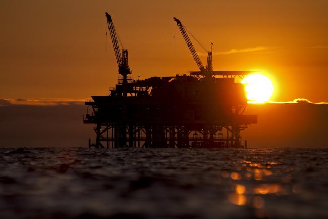 © Bloomberg. DCOR LLC's Edith offshore oil and gas platform stands at sunset in the Beta Field off the coast of Long Beach, California, U.S. 