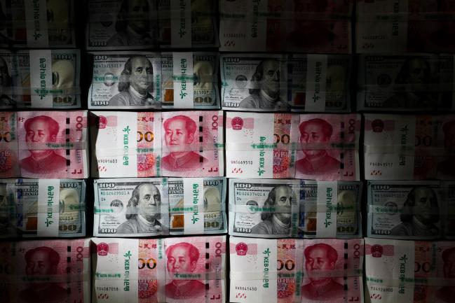 © Bloomberg. Genuine bundles of Chinese one-hundred yuan banknotes and U.S. one-hundred dollar banknotes are arranged for a photograph at the Counterfeit Notes Response Center of KEB Hana Bank in Seoul, South Korea, on Friday, July 13, 2017. Yuan is set to slide for fifth week, longest losing streak since July 2016, as escalating U.S.-China trade tensions weigh on sentiment. Photographer: SeongJoon Cho/Bloomberg