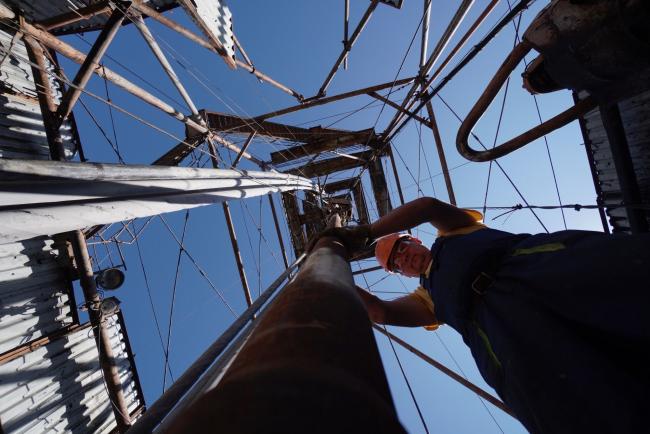 © Bloomberg. A worker positions pipework on the oil drilling platform at the oil and gas field processing and drilling site operated by Ukrnafta PJSC in Boryslav, Lviv region, Ukraine, on Thursday, July 4, 2019. Ukrnafta co-owner, Naftogaz JSC, the largest gas supplier in the country of 42 million people, is seeking funds to accelerate gas purchases ahead of the heating season and a potential disruption of gas transit by Russia’s Gazprom PJSC from the start of 2020. Photographer: Vincent Mundy/Bloomberg