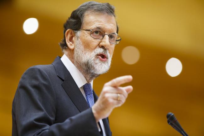 © Bloomberg. Mariano Rajoy, Spain's prime minister, gestures as he speaks in the senate in Madrid, Spain, on Friday, Oct. 27, 2017. Senators in Madrid are expected to pass legislation on Friday allowing Rajoy to seize control of everything from the insurgent region’s budget to its police force and state-run media.