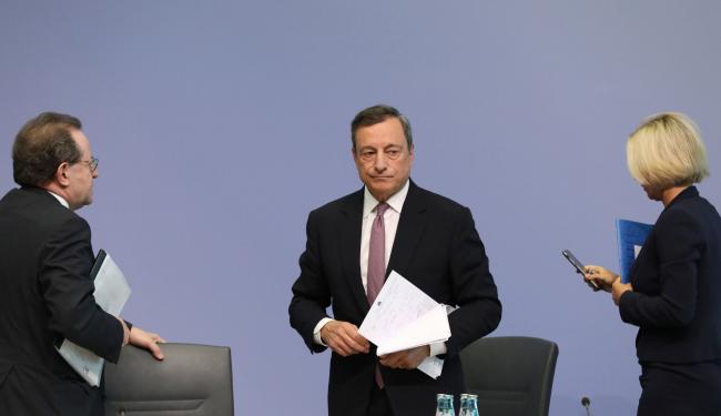 © Bloomberg. Mario Draghi, president of the European Central Bank (ECB), stands as he departs a news conference following the bank's interest rate decision, at the ECB headquarters in Frankfurt, Germany.