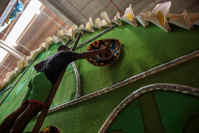 © Bloomberg. A worker puts decoration on an allegorical car for a Carnival parade at a samba school studio in Sao Paulo, Brazil, on Friday, Jan. 12, 2018. Brazil's most popular celebration will begin on February 9, generating jobs and attracting millions of tourist. Carnival attendance was significantly up in 2017, according to Brazil's tourism ministry.