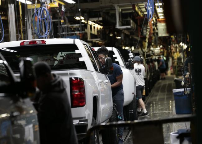 © Bloomberg. Workers inspect General Motors Co. (GM) Chevrolet 2019 Silverado HD and 2019 GMC Sierra HD pickup trucks on the assembly line at the GM plant in Flint, Michigan, U.S., on Tuesday, Feb. 5, 2019. GM is selling lots of expensive pickup trucks and sport utility vehicles in the U.S., which helped its average vehicle sales price hit a record $36,000. That played a big role in the better-than-expected quarterly earnings. 