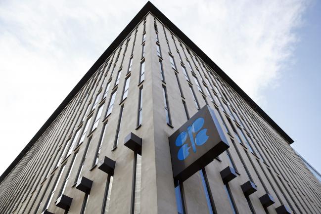 © Bloomberg. An OPEC sign hangs outside the OPEC Secretariat ahead of the the 174th Organization Of Petroleum Exporting Countries (OPEC) meeting in Vienna, Austria, on Thursday, June 21, 2018. The odds of OPEC reaching an oil-production deal increased as Iran edged away from a threat to veto any agreement that would raise output and Saudi Arabia put forward a plan that would add about 600,000 barrels a day to the global market. Photographer: Stefan Wermuth/Bloomberg