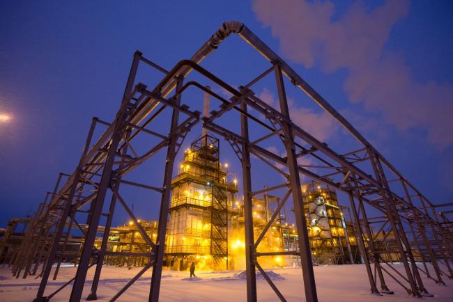 © Bloomberg. Lights illuminate the low-temperature isomerization unit at the Novokuibyshevsk oil refinery plant, operated by Rosneft PJSC, in Novokuibyshevsk, Samara region, Russia, on Wednesday, Dec. 21, 2016. Oil trimmed a second weekly gain as investors weighed rising U.S. inventories against coming coordinated output cuts by OPEC and other producing nations. 