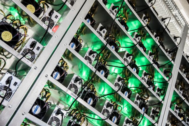 © Bloomberg. Cryptocurrency mining rigs composed of Antminer S9 ASIC machines operate on racks at the HydroMiner GmbH cryptocurrency mining facility near Waidhofen an der Ybbs, Austria, on Friday, Jan. 19, 2018. HydroMiner, the Austrian cryptocurrency miner that mines bitcoins with green energy, is weighing an initial public offering to fund an expansion outside its home country.