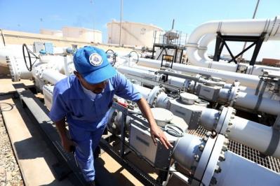 Ả-rập Xê-út cắt giảm mạnh hơn dự báo, sản lượng dầu của OPEC lao dốc