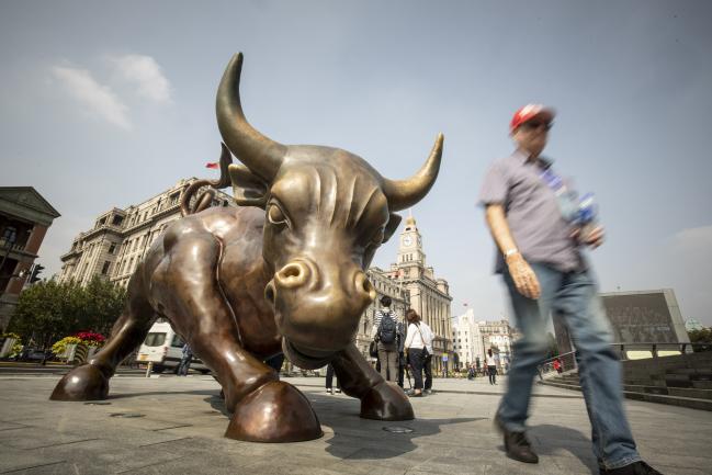 © Bloomberg. A pedestrian walks past the Bund Bull statue in Shanghai, China, on Wednesday, Oct. 24, 2018. Chinese stocks pared an earlier surge, continuing a pattern of wild swings for the equity benchmark. 