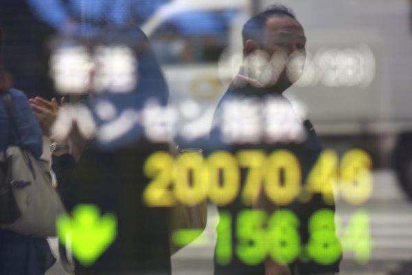 Borsa Hong Kong +0,47% malgrado scontri