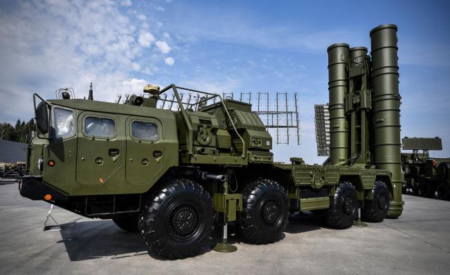 © Bloomberg. S-400 anti-aircraft missile launching system. 