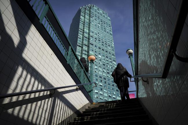 © Bloomberg. NEW YORK, NY - FEBRUARY 14: A woman exits the Court Square subway station as Citibank building stands in the background, which was previously scheduled to house new Amazon employees, in the Long Island City neighborhood , February 14, 2019 in the Queens borough of New York City. Amazon said on Thursday that they are cancelling plans to build a corporate headquarters in Long Island City, Queens after coming under harsh opposition from some local lawmakers and residents. (Photo by Drew Angerer/Getty Images)