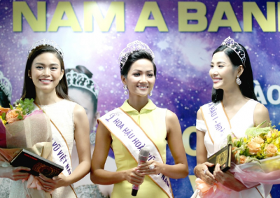 Top 3 Hoa hậu Hoàn vũ Việt Nam 2017 đến thăm Hội sở NamABank