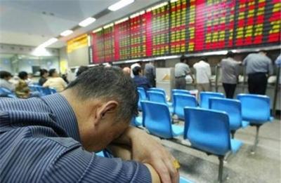 Hang Seng “bốc hơi” hơn 600 điểm trước áp lực từ thị trường mới nổi