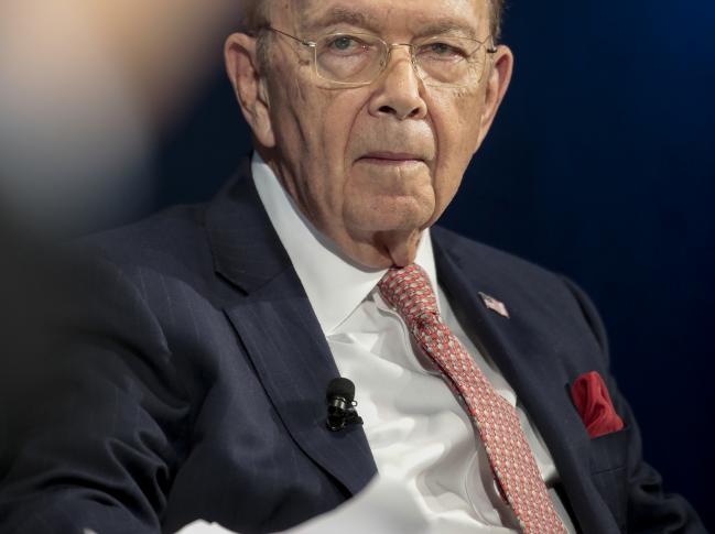 © Bloomberg. Wilbur Ross, U.S. commerce secretary, pauses during a panel session on day two of the World Economic Forum (WEF) in Davos, Switzerland, on Wednesday, Jan. 24, 2018. 