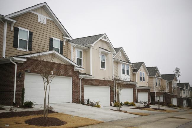 © Bloomberg. KB Home residential buildings stand in the Glencroft neighborhood of Cary, North Carolina, U.S., on Friday, Jan. 6, 2017. KB Home is scheduled to release earnings figures on January 11.