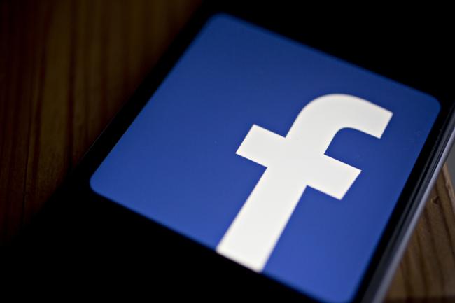 © Bloomberg. The Facebook Inc. logo is displayed for a photograph on an Apple Inc. iPhone in Washington, D.C., U.S., on Wednesday, March 21, 2018. Facebook is struggling to respond to growing demands from Washington to explain how the personal data of millions of its users could be exploited by a consulting firm that helped Donald Trump win the presidency. 