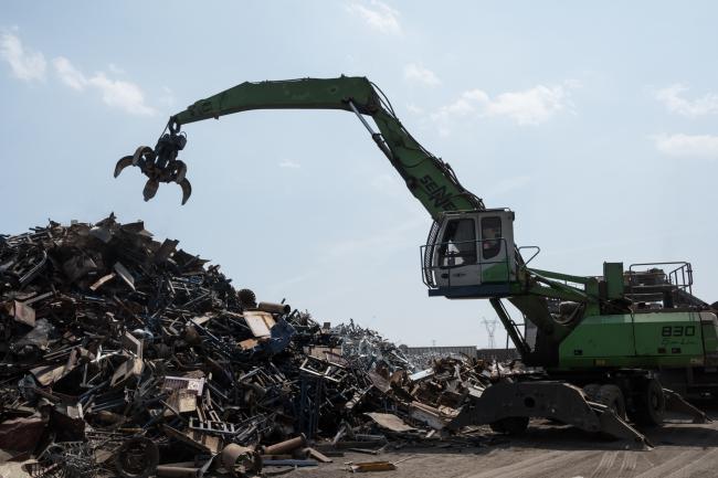© Bloomberg. A crane moves scrap metal, that will be converted into steel products for construction, at the Grupo Acerero SA steel processing facility in San Luis Potosi, Mexico, on Tuesday, March 6, 2018. U.S. President Donald Trump has made good on his promise by imposing tariffs of 25 percent and 10 percent, respectively, on steel and aluminum imports. He handed neighbors Canada and Mexico an olive branch by exempting them -- as long as the U.S. gets what it wants in talks to revamp the North American Free Trade Agreement. Photographer: Mauricio Palos/Bloomberg