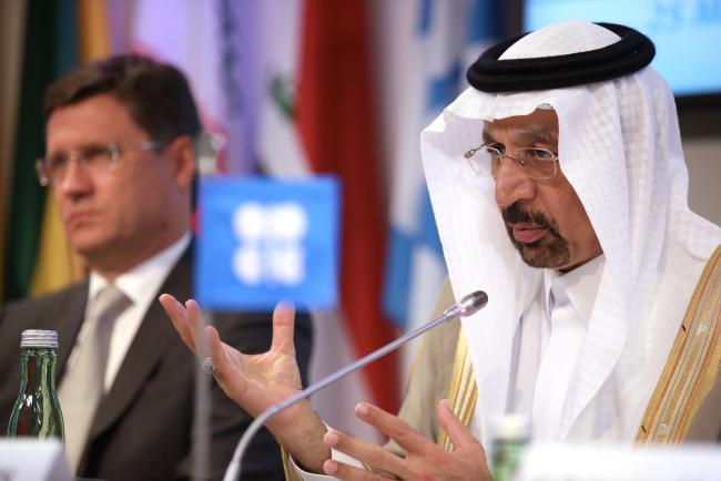 © Bloomberg. Khalid Bin Abdulaziz Al-Falih, Saudi Arabia's energy minister and president of OPEC, speaks as Alexander Novak, Russia's energy minister, left, listens during a news conference following the 172nd Organization of Petroleum Exporting Countries (OPEC) meeting in Vienna, Austria. 