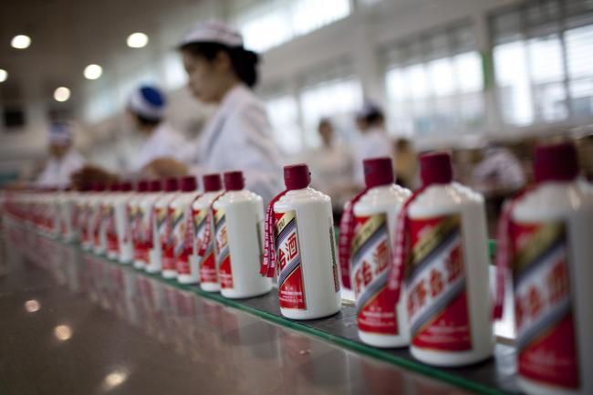© Bloomberg. Workers package China Kweichow Moutai Distillery Co. baijiu liquor at the company's facility in the Maotai section of the Renhuai District in Zunyi, Guizhou Province, China, on Thursday, April 7, 2011. 